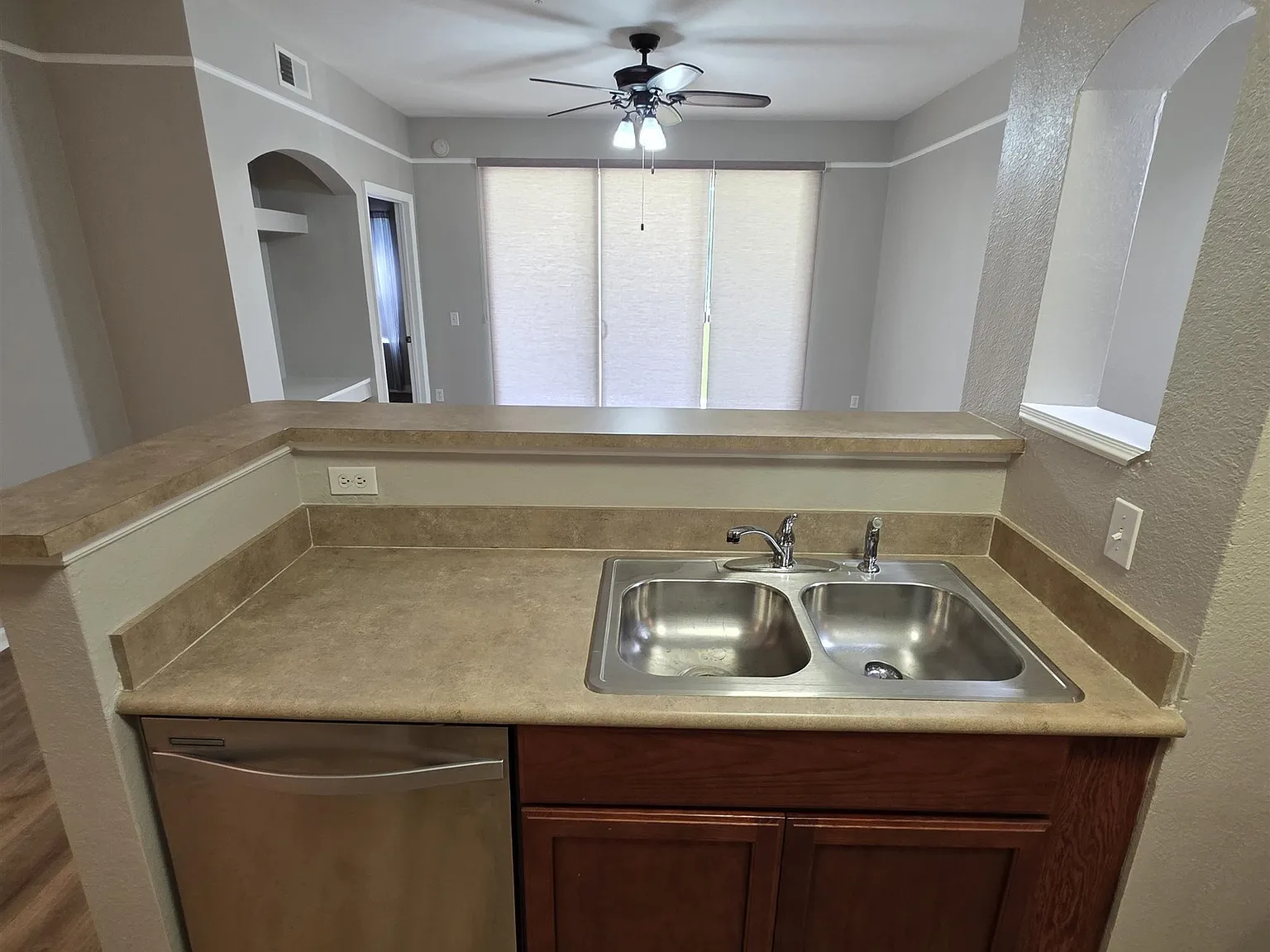 1 bed, 1.0 bath, 829 sqft, $1,399 — Photo 1