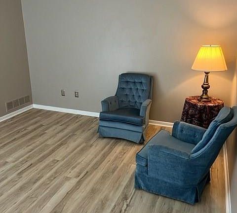 5th image of 2808 Foxwood Ct #101