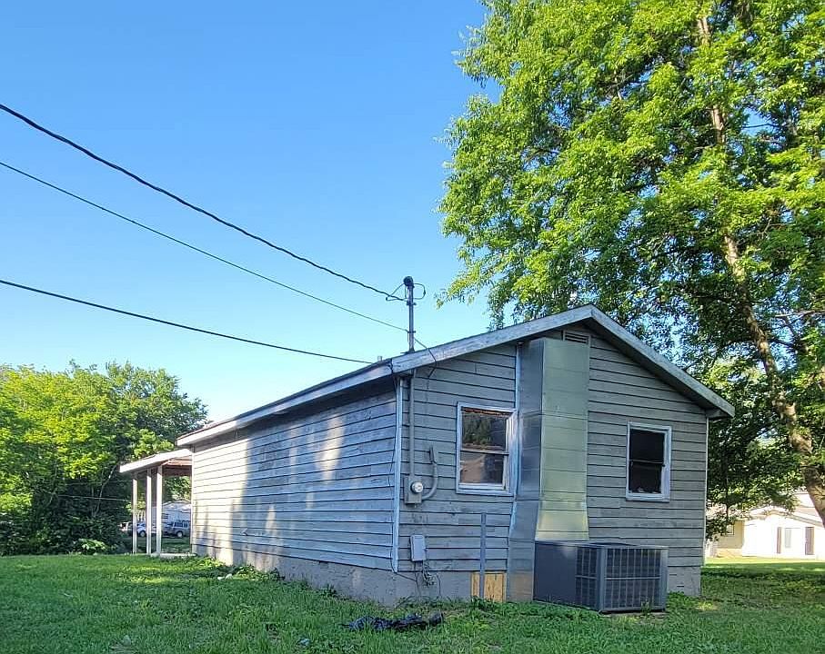 2nd image of 830 2nd St NE