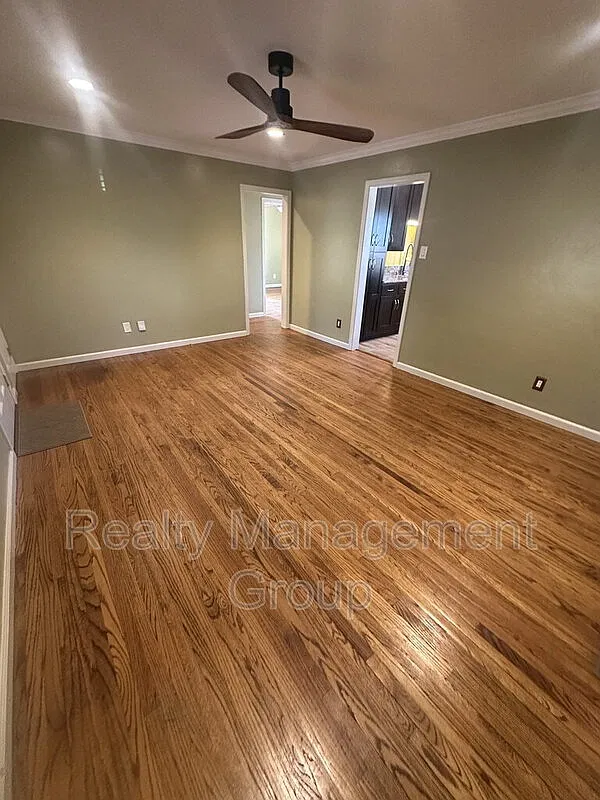 3 bed, 1.0 bath, 998 sqft, $3,400 — Photo 4