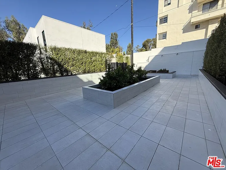 505 S Barrington Ave #106 — Photo 19