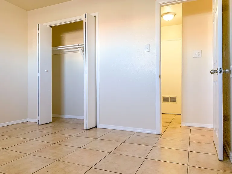 Spacious 2 Bedroom Apartment with Fireplace — Photo 43