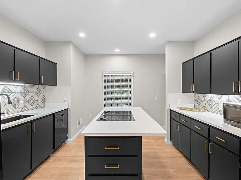 211 Wendwood Dr — Photo 2
