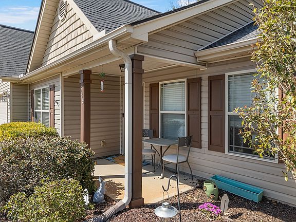 5th image of 584 Cromwell Dr