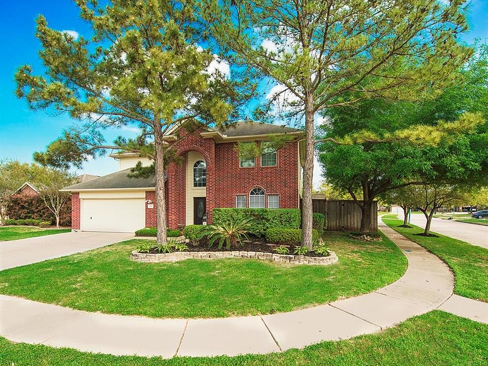 This a beautiful home that has never flooded. It is move in ready. It sits on corner oversize lot and it is surrounded by an 8ft