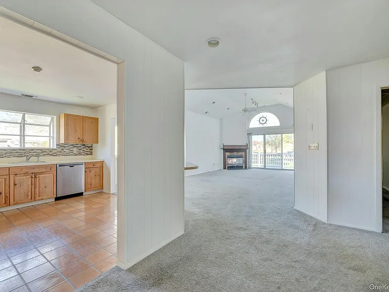367 Seabreeze Ct — Photo 4