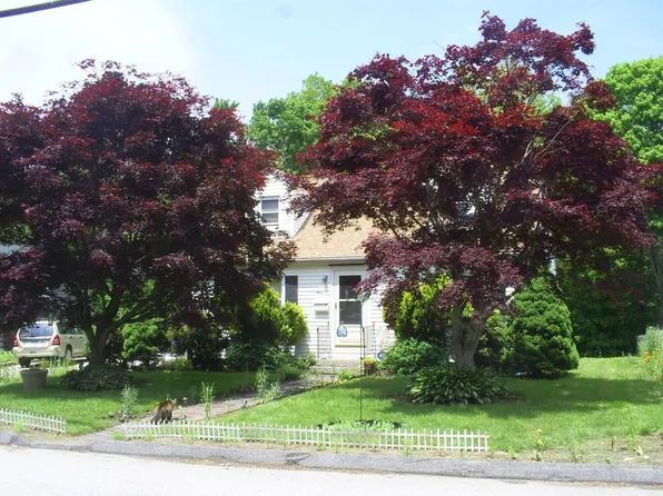 4 Park Ave, Uncasville, CT 06382