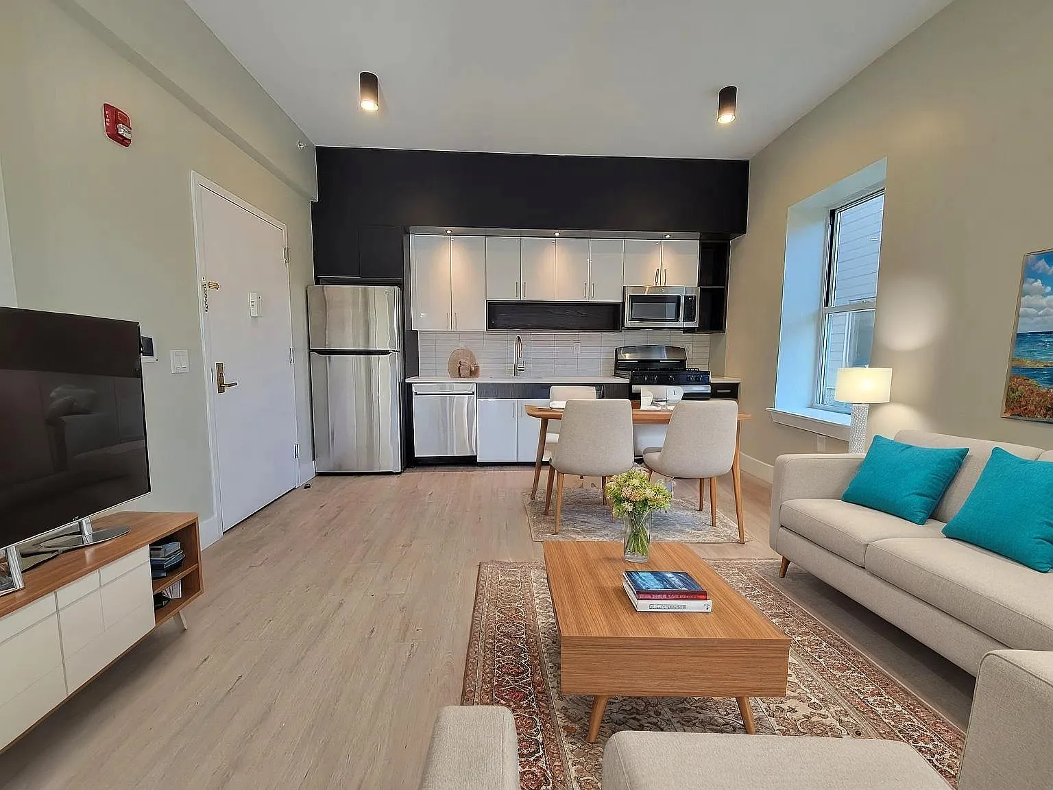 2 bed, 800 sqft, $2,250 — Photo 1