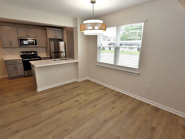 500 Western Ave — Photo 6