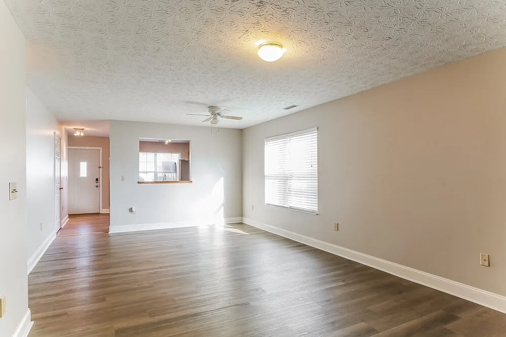 3 bed, 2.0 bath, 1388 sqft, $2,075 — Photo 4