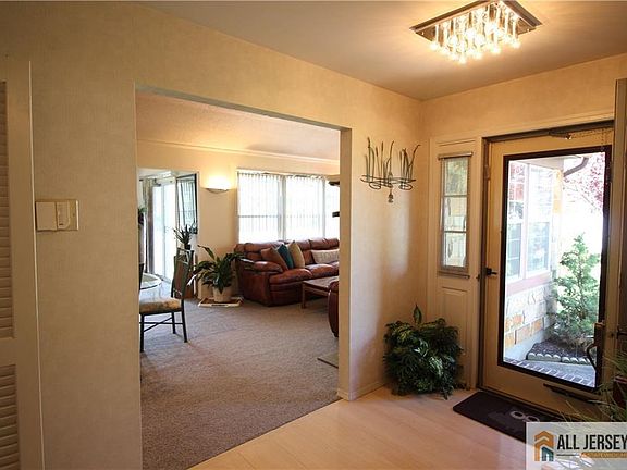 3rd image of 25 Bedfordshire Dr
