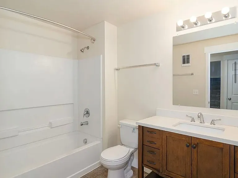 505 W 6th St — Photo 12