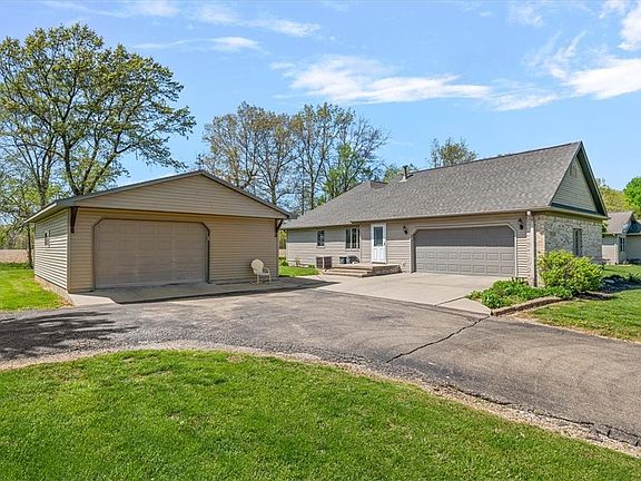 3rd image of 3808 Lake Dr