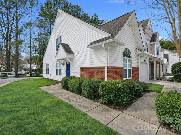 8221 Christmas Ct, Charlotte, NC 28216