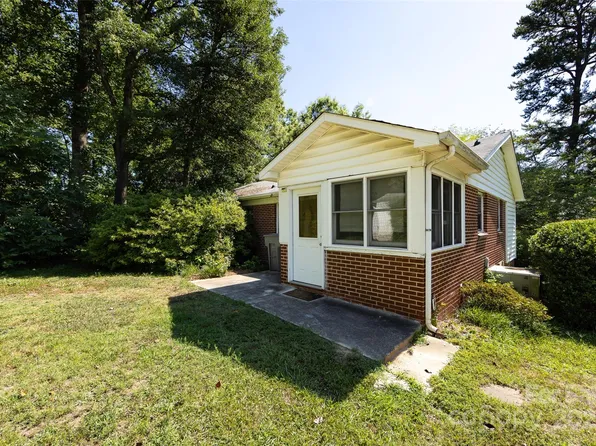 2001 McDonald Dr, Charlotte, NC 28216