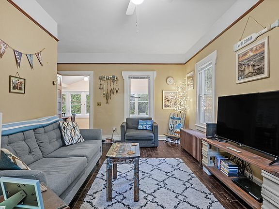3rd image of 591 Blaine Ave