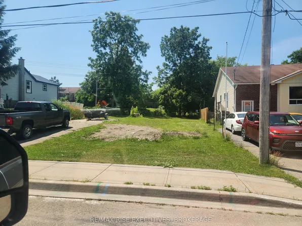 380 Victoria Ave, Gananoque, ON K7G 2S5