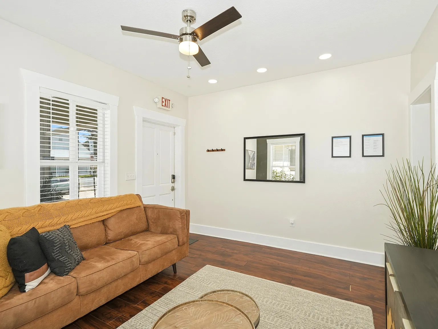 2 bed, 800 sqft, $3,000 — Photo 2
