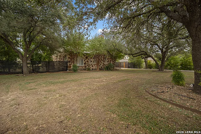 3 bed, 1.0 bath, 1656 sqft, $2,300 — Photo 2