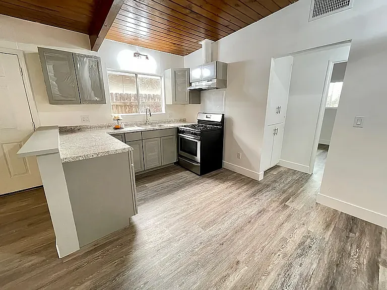 818 E Kaweah Ave — Photo 4