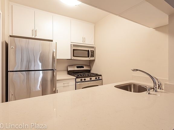 5th image of 30 W 63rd St APT 9V