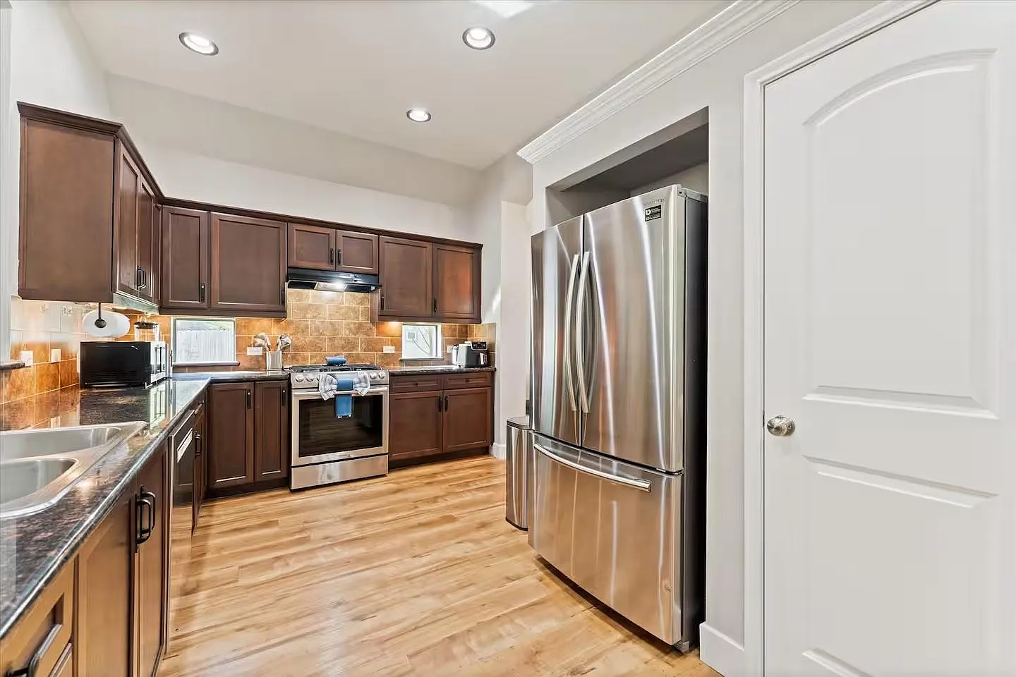 3 bed, 2.0 bath, 1702 sqft, $2,350 — Photo 4