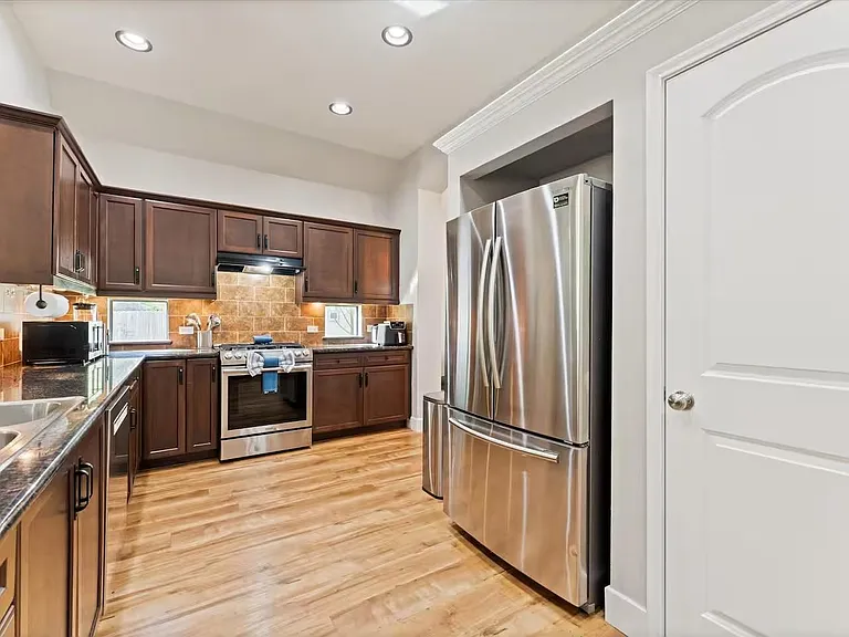 976 Northampton Dr — Photo 4