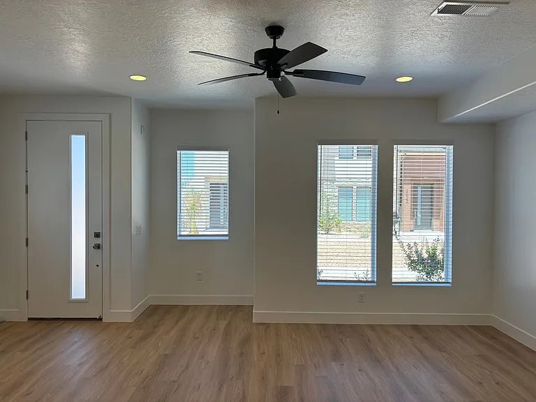 2639 E Wake Forest Ln — Photo 4
