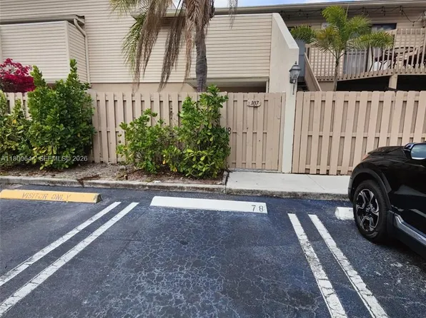 616 Executive Center Dr APT 107, West Palm Beach, FL 33401