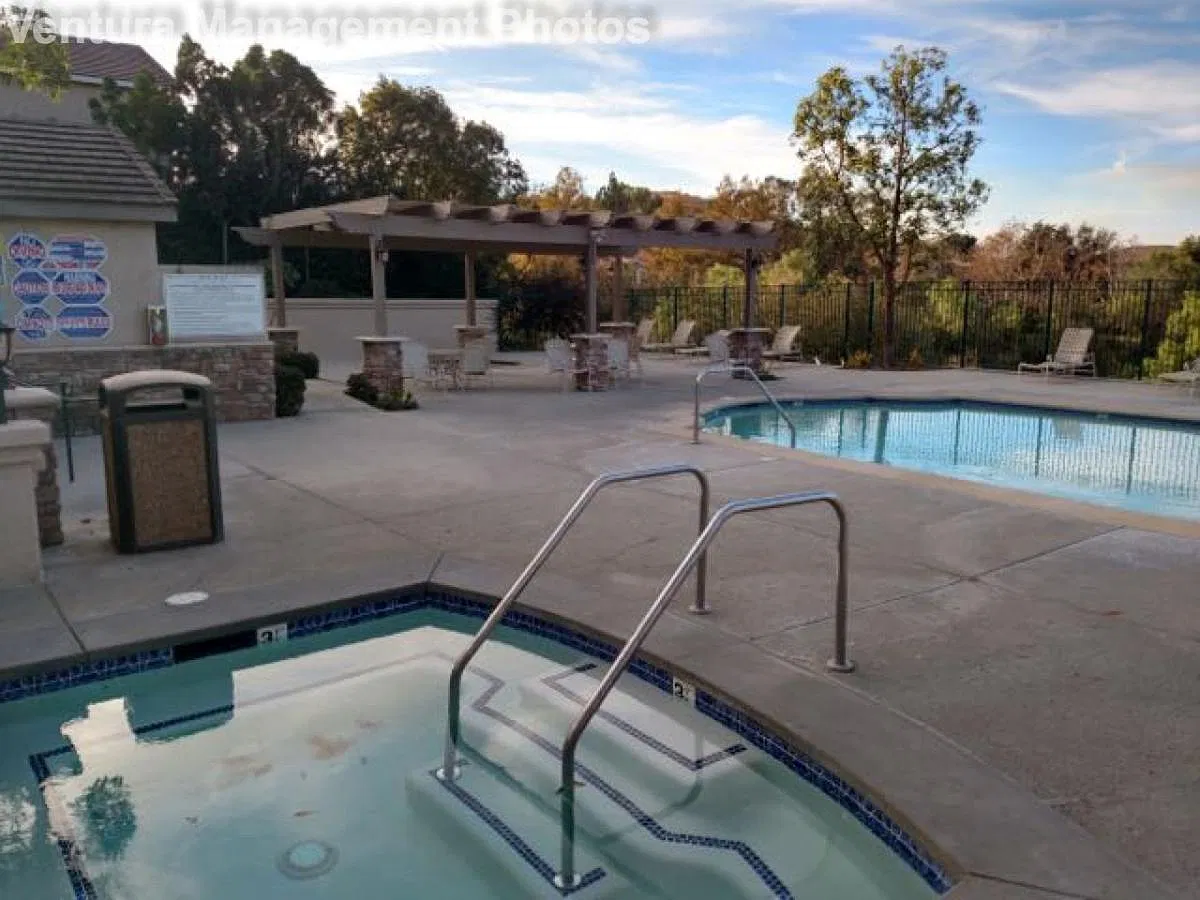 4 bed, 2.5 bath, 1743 sqft, $4,100 — Photo 3