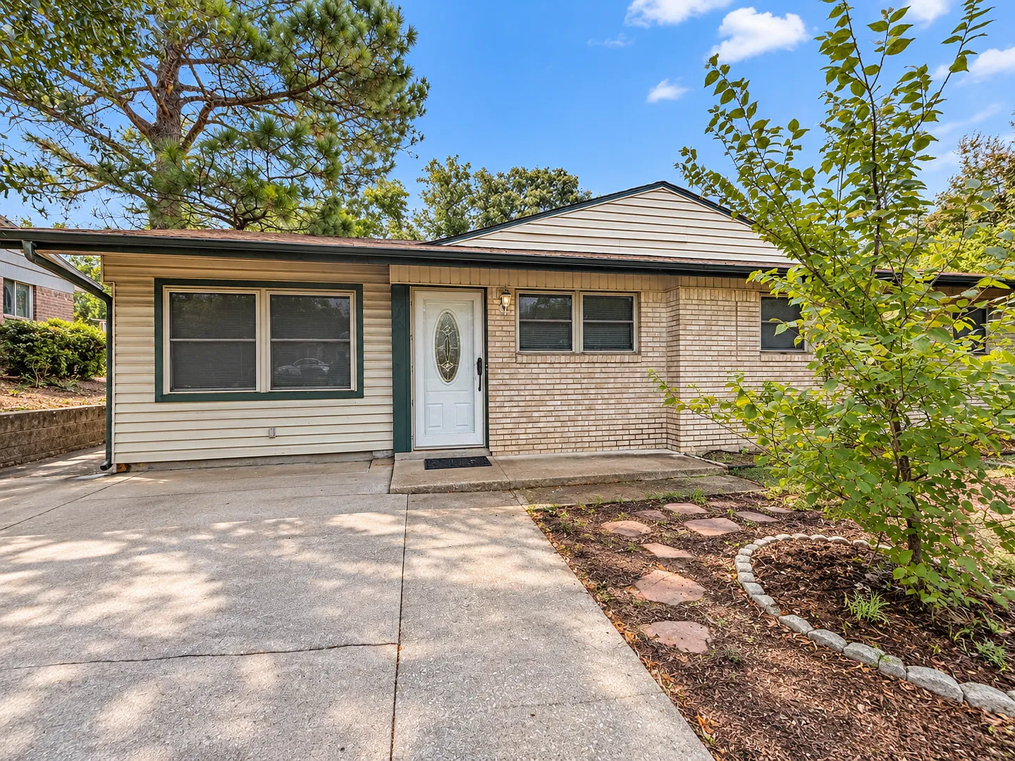 Beautifully Renovated 3-Bed Gem in Arlington Modern Updates & Huge Backyard! — Photo 2