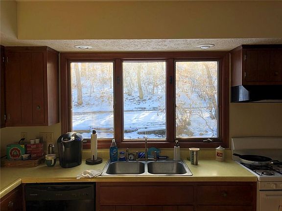 5th image of 146 Hillside Dr