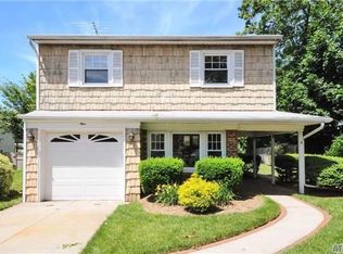 9 Whitehall Ln, New Hyde Park, NY 11040