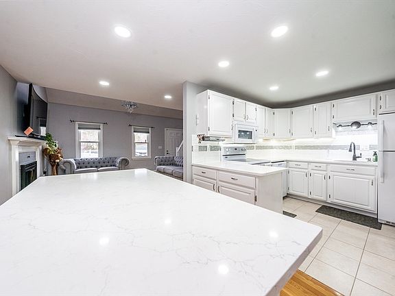3rd image of 51 Larch Ln