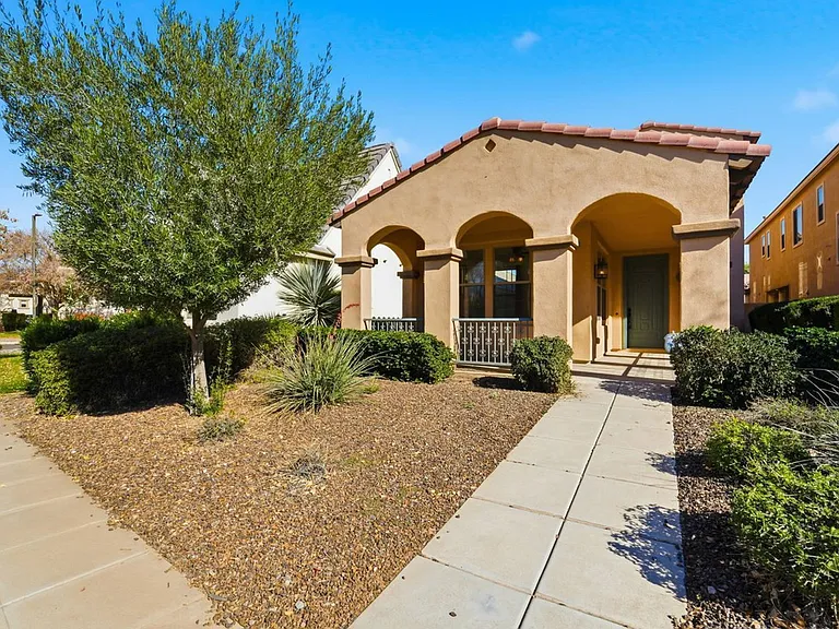 15391 W Dreyfus St — Photo 2