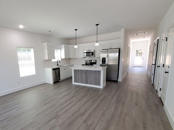 4th image of 818 Berry Rd
