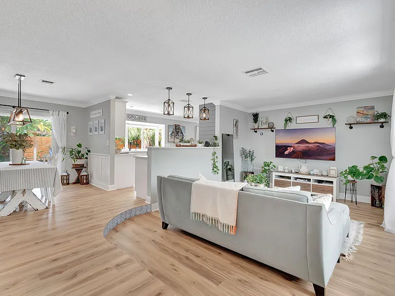 1066 SW 25th Way — Photo 4