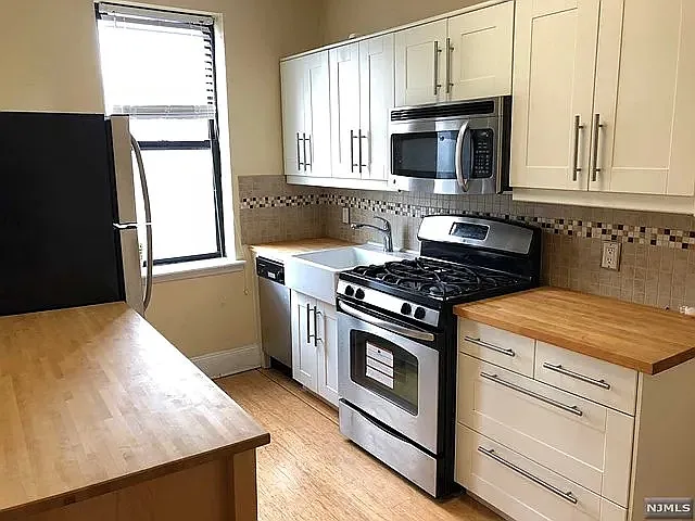 1 bed, 692 sqft, $2,395 — Photo 1