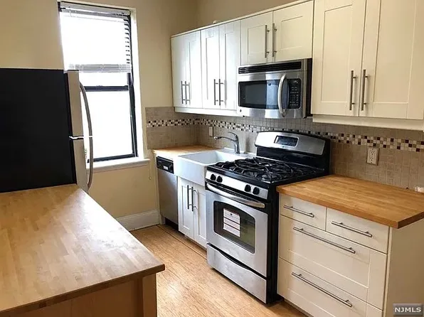 553 Undercliff Ave, Edgewater, NJ
