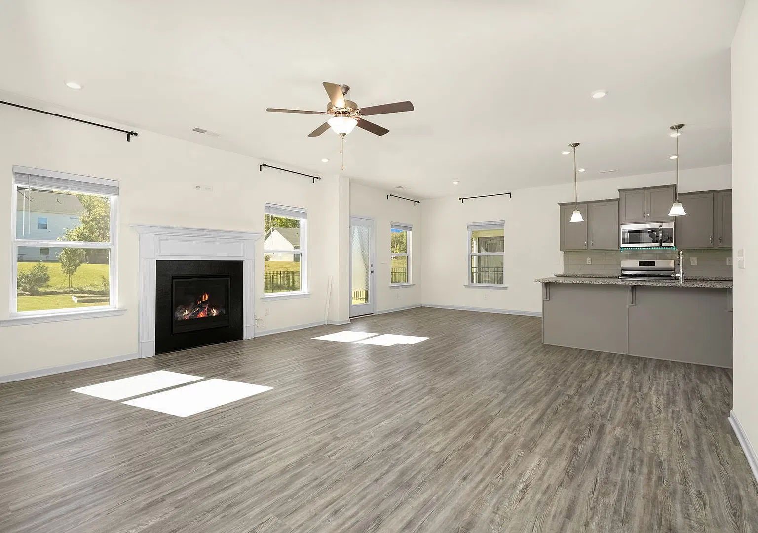Stunning 4BR/4BA Huntersville Home with Modern Kitchen & 2-Car Garage! — Photo 2