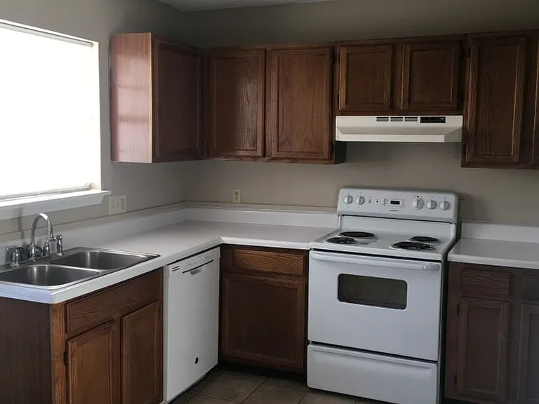 617 Castlegate Dr — Photo 3