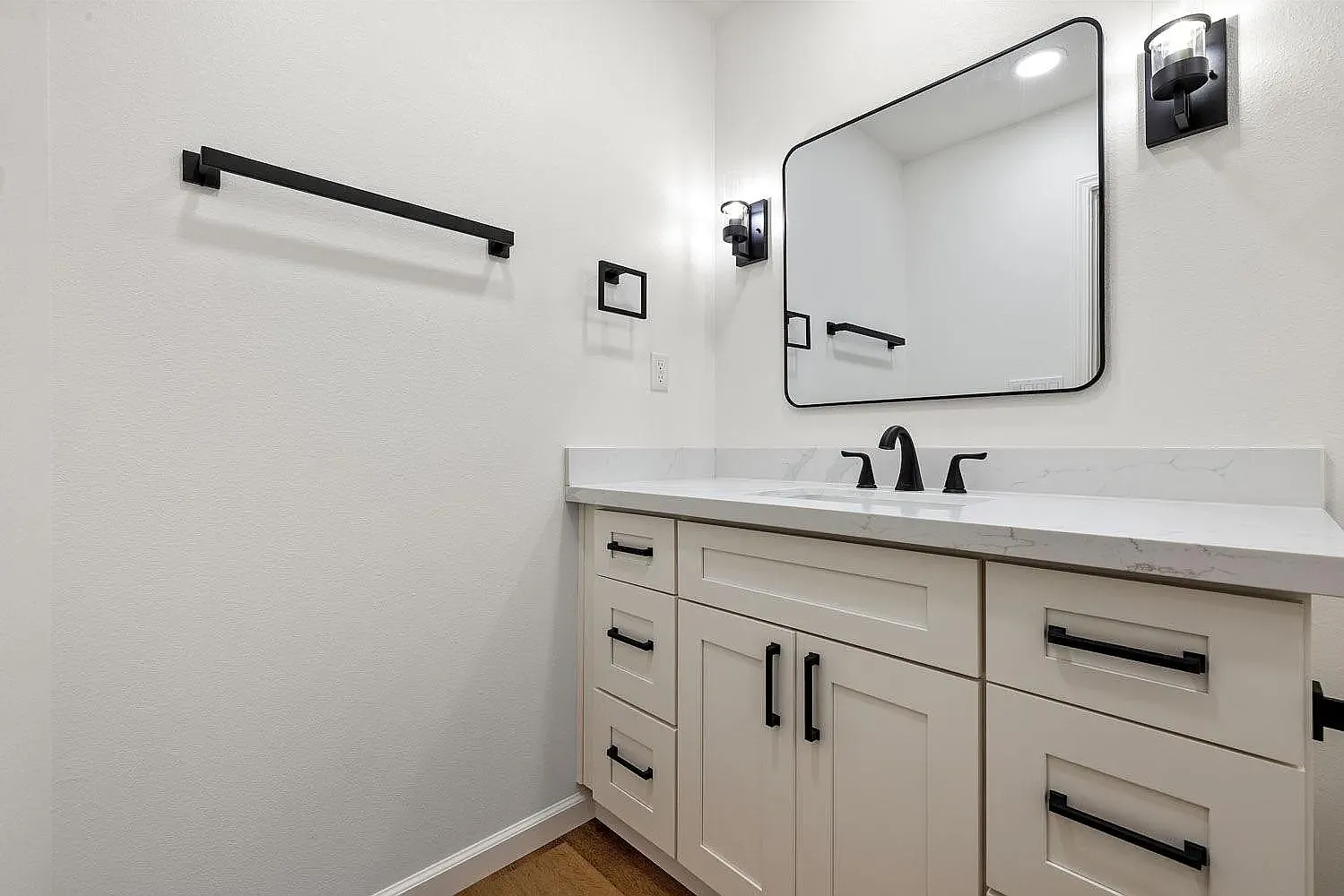 3 bed, 1240 sqft, $850 — Photo 2