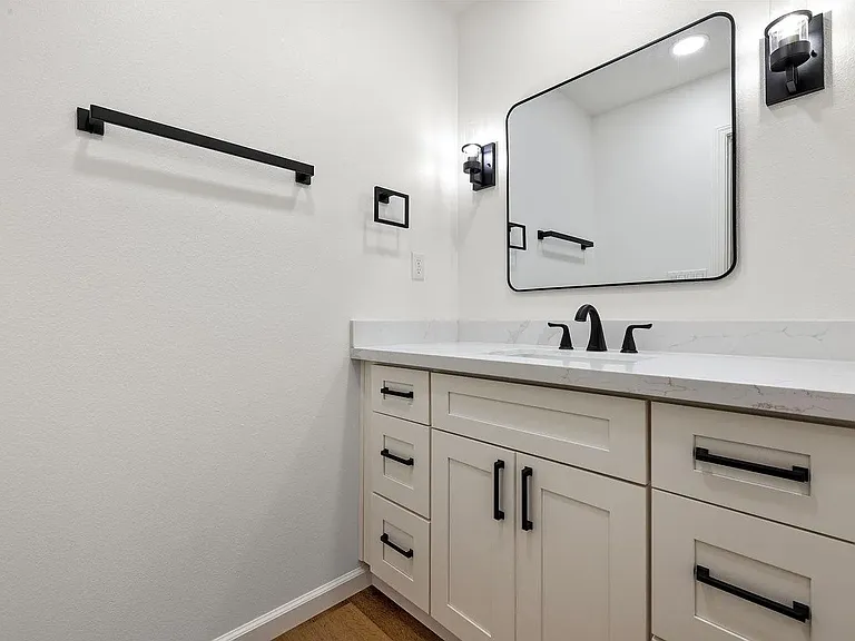 2313 O'Farrell Ave — Photo 2