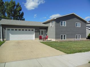 716 11th St W, Williston, ND 58801