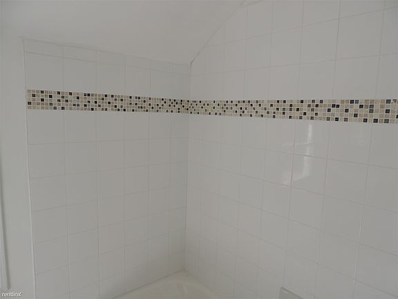 111 Fairmont 2nd Floor bathroom shower mosiac and ceramic t