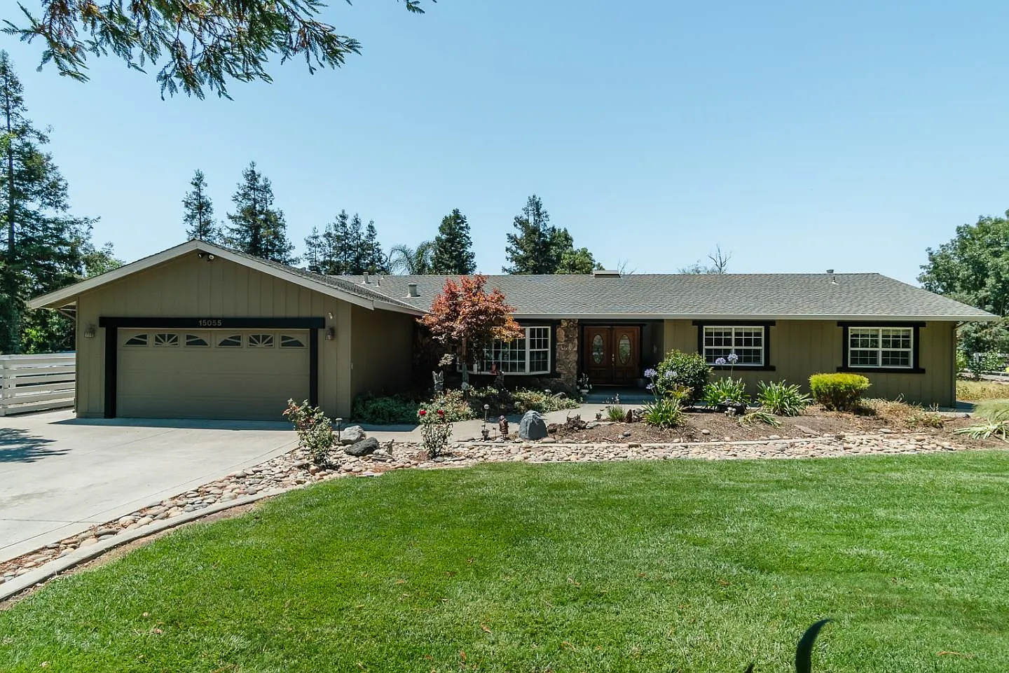 15055 Columbet Ave photo 1
