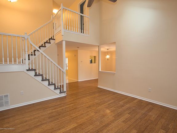 4th image of 584 Woodbine Ln