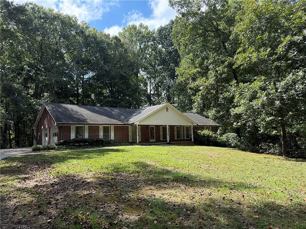3 bed, 2.5 bath, 2194 sqft, $2,400 — Photo 2