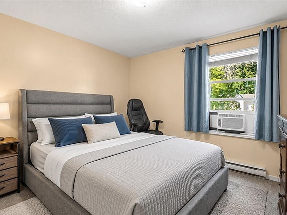 3rd image of 1535 Dingwall Rd #18