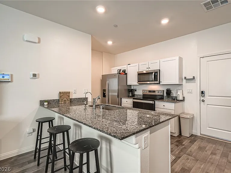 527 Clearsable Ave — Photo 3